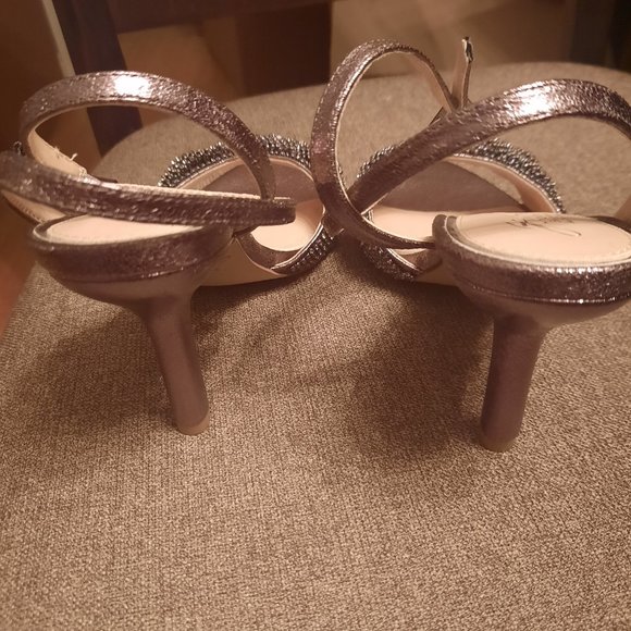 April Ankle Strap Sandal BADGLEY MISCHKA in Pewter, size 6 - Picture 4 of 10